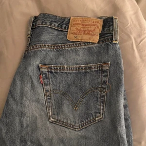 Vintage Levis 501 jeans - Säljer nu mina vintage Levis då de inte passar mig! Storleken motsvarar ca en M. 🌟   Innerbenslängd 69 cm Midjemått rakt över 42 cm