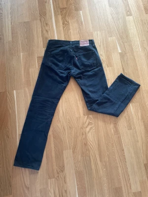 Levi’s 501 - Säljer mina 501or då de har blivit för små. Använt de ganska mycket men de är fortfarande i bra skick. Pris kan diskuteras👍