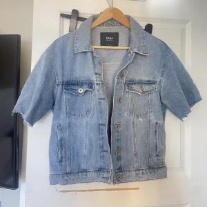 Kortärmad jeansjacka  - Supersnygg men har 2 så väljer att sälja denna. 