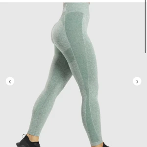 Gymshark tights  - Ett par jätte fina tights från gymskark i färgen dark green mal. Tightsen är alltså lite mörkare gröna än på första bilden. Knappt använda men säljer då de inte passar mig längre. Köpare står för frakt 🤗