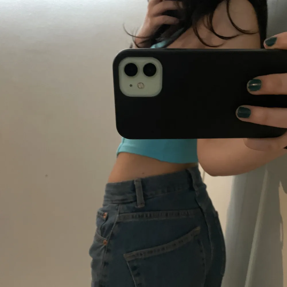 Asos petite jeans, lite baggy och ser assnygg ut med en lite crop top!! Passar mig som är 158 cm. Säljs ej längre.. Jeans & Byxor.