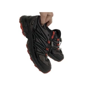Salomon sneakers svart/röd - Märkta storlek 37 1/2 men skulle snarare säga att det är en liten 37a storleksmässigt. Jag brukar själv ha 37 1/2 men för mig är de något tighta vid tån. 