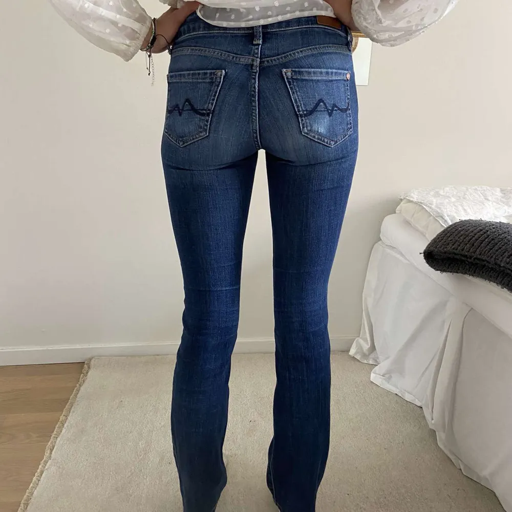Säljer mina assnygga pepe jeans i modellen midwaist picadilly! De är i storlek 25/32 och min vänn på bilden är 167 cm för referens!! Nypris ca 900 💓🌸. Jeans & Byxor.