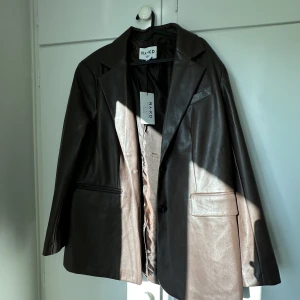 Skinnkavaj  - Brun skinnkavaj från nakd, aldrig använd endast testad, verkligen oversized