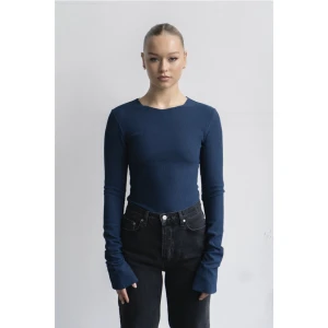 A DSGN - Säljer denna superfina slutsålda tröja från A DSGN eftersom den tyvärr var för liten för mig. Storlek XS 💙💙