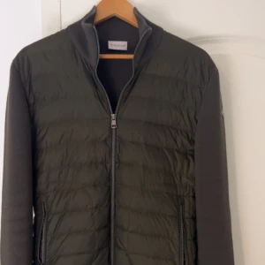 Moncler cardigan  - Tja säljer nu min väldigt snygga och sällsynta cardigan som dessutom är i väldigt bra skick har inte bråttom med att sälja jackan så inga skambud tack Mvh//Stockholmstiloutlet 