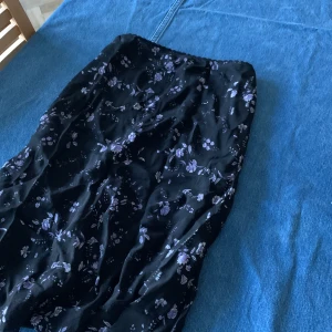 Lågmidjad kjol - Fin lågmidjad kjol, perfekt till sommaren. Köpt på secondhand förra sommaren för 230kr. Hör av dig vid frågor eller fler bilder💖