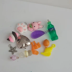 11 st berlocker  - Skriv gärna vad ni kan ta dem för!