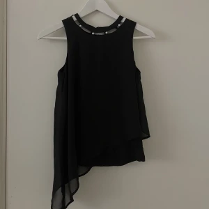 Svart topp  - Svart topp från Lindex. Köpt för några år sedan och säljs inte längre. Kom aldrig till användning💕