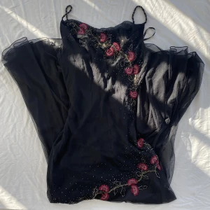 Underbar klänning  - Helt underbart vacker vintage klänning från XSCAPE. Perfekt om du inte hittat en balklänning eller för andra tillfällen. Har påsydda pärlor och mönster som går runt hela klänningen. Överta lagret är i silke. Dm för info om storlek/bilder/skick 💋