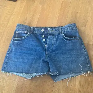 Blåa jeansshorts från Gina tricot i storlek 38💗Ganska små i storleken, priset är inklusive frakt 