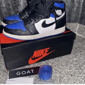 Jordans  - Säljer mina Air Jordan 1 Retro High OG ‘Royal Toe’ storlek 42,5, dem är köpta från GOAT. Dem är i skick 9,5/10 och fler bilder på dem kan skickas. Köparen står för frakten. 