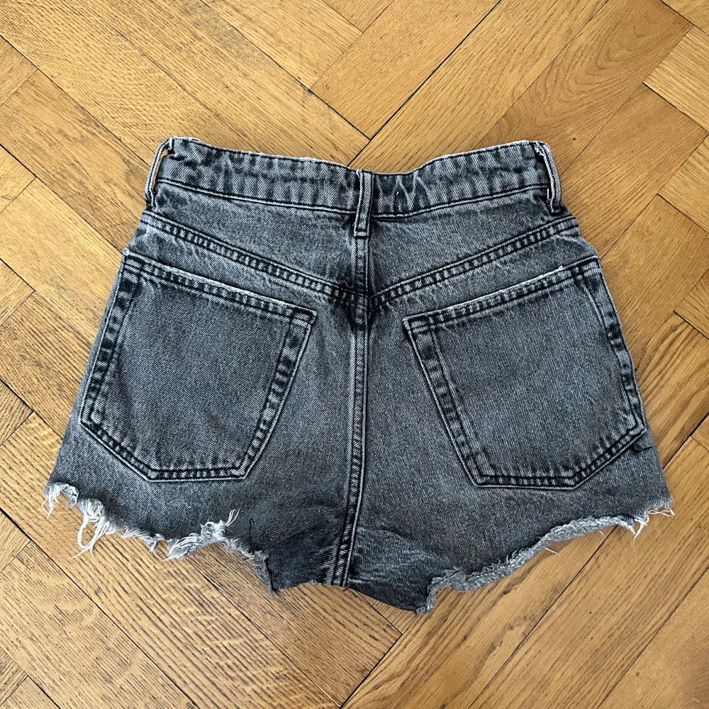 Superfina shorts från Zara🫶 Säljer pga de har blivit för små för mig!  Originalpris 359kr💕. Shorts.