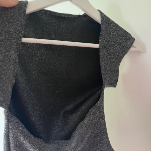 FESTTOP MED ÖPPEN RYGG - Säljer en handsydd glittrig festtop med öppen rygg. Den är sydd med stretchiga tyg så passar xs-s och möjligtvis M. Skriv för mer info:)🫶🏼