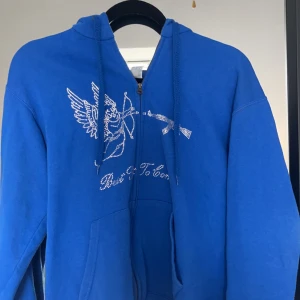 Best yet to come  - Säljer min zip Hoodie från best yet to Come då den sällan används, den är i bra skick använd fåtal gånger och inte en ända Sten har lossnat. Är i storlek S men passar även M❤️