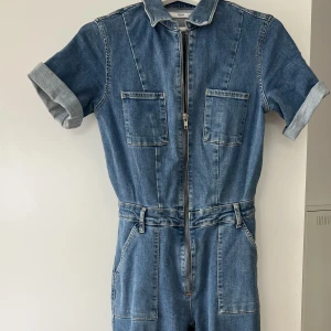 Jeansjumpsuit MANGO - Populär jumpsuit i jeans köpt på MANGO för 699:-. Jag är 175 och den är perfekt i benlängd för mig. Använd 2 ggr. Strl M men skulle passa S också. 