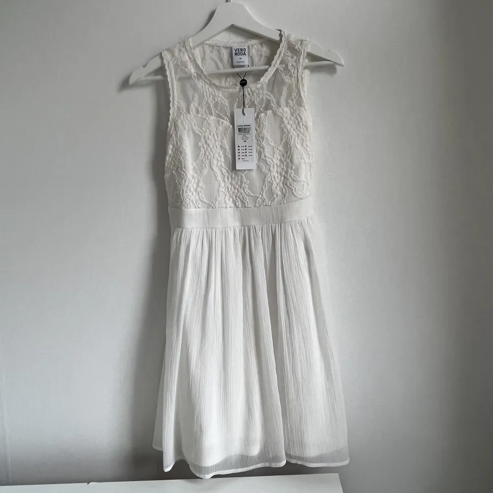 En jätte fin klänning från vero Moda, som tyvärr ör för liten för mig. Den är helt ny och aldrig använd som ni ser på bilden är prislappen kvar. Perfekt skolavslutningsklänning eller studentklänning. Skriv för fler bilder . Mekot.