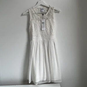 Klänning - En jätte fin klänning från vero Moda, som tyvärr ör för liten för mig. Den är helt ny och aldrig använd som ni ser på bilden är prislappen kvar. Perfekt skolavslutningsklänning eller studentklänning. Skriv för fler bilder 