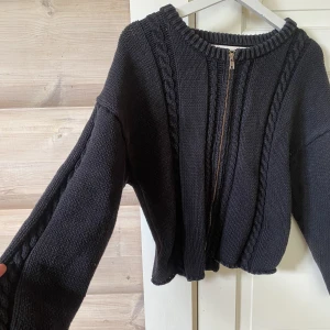 Kofta - Så najs stickad svart kofta! Tung och tjock i materialet