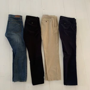 4 par byxor strl 32/30 - 4 par Herrbyxor från Hampton (Kappahl) i strl 32/30. Sparsamt använda, i gott skick. 200 kr för alla 4 par.