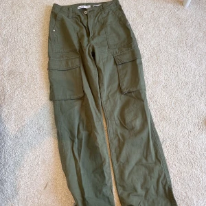Gröna cargo byxor - Fint skick, knappt använda. 