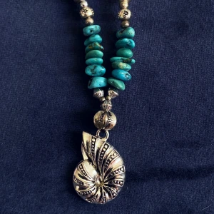 Halsband snäcka - Vackert halsband med silverfärgat snäckskal och turkoser. 