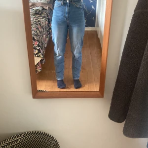 Blåa jeans  - Blåa jeans från Hm, sparsamt använda. 