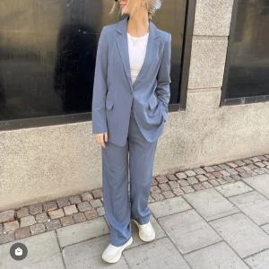 Kostymsey - Säljer detta kostymset då det aldrig kommit till användning. Byxa i storlek 34, stora i storlek! Kavaj i storlek 36! Ord. pris för byxa är 350kr och 400kr för kavaj. Går även att köpas separat ❤️