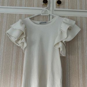 volangtröja ZARA - Säljer min volang tröja som ALDRIG kommit användning! Alltså i helt nytt skick. Den är verkligen jättefin men tycker inte den passar mig riktigt, därför säljer jag den. Prislappen sitter fortfarande kvar på den 😊