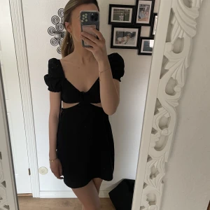 Svart klänning - Super fin svart klänning perfekt till fest☀️