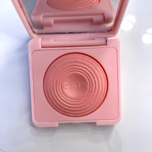 Caia Blush - Säljer denna helt oanvända Caia blush i färgen pink lemonade 🩷