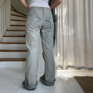 Jeans  - Unika jeans med stjärnor på rumpan. Från HM. Storlek 40. Midjemått: ca 80cm innerbenslängd: ca 75cm. Säljer pga att jag rensar ut jeans ur garderoben som inte passar mig längre, kolla min profil för mer jeans. 💘💘