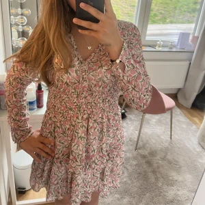 Klänning från Zara  - Säljer denna superfina klänningen ifrån Zara❤️Säljer pga att den inte kommer till någon använda längre!  Lite trasig i sömnen vid armen, med de synns inte när den är på❤️ Original pris är 400! 