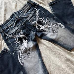 Säljer dessa ascoola jeans 🤩för små för mig så inga bilder på! Men modellen är rak och byxorna är lågmidjade 🤩 ser ut att passa xs-s! Midja: ca 78 cm, höft: ca 88 cm, Innerbenslängd: ca 73 cm (går att ta ner och få 1,5 cm till!) 💗