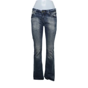 Lågmidjade jeans  - Säljer mina super lowwaisted jeans från märket cross då dem tyvärr är försmå för mig😢 dem är Bootcut!