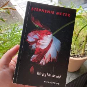 Stephanie Meyers bok ”New Moon” på svenska ”När jag hör din röst”. Andra boken i twilight serien<3 POCKET
