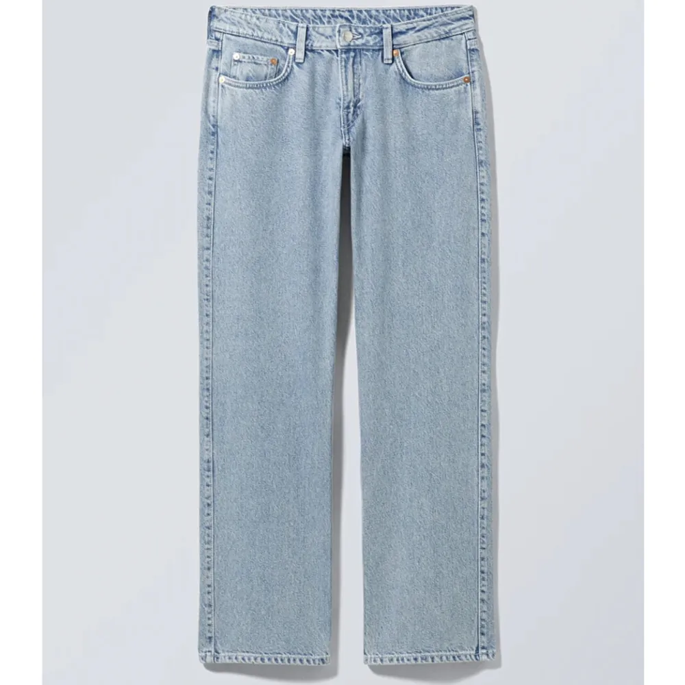 Säljer dessa superfina jeans från weekday då de ej kommer till användning. Endast använt ett fåtal gånger💗. Jeans & Byxor.