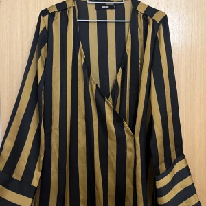 Kostym - Luftig, siden kostym/blus, sitter löst