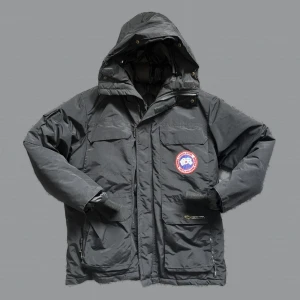 Canada Goose Jacka - Canada Goose Expedition Parka. Saknar storleksmarkering men jag skulle anta M. Saknar även pälsen vid luvan. Skriv privat om du är intresserad 🤝 byter gärna också