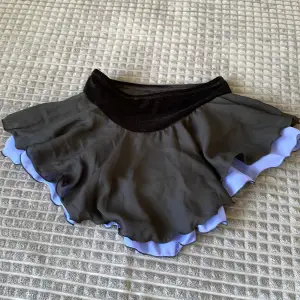 En svart och lila konståkning kjol. Använd 1 gång 
