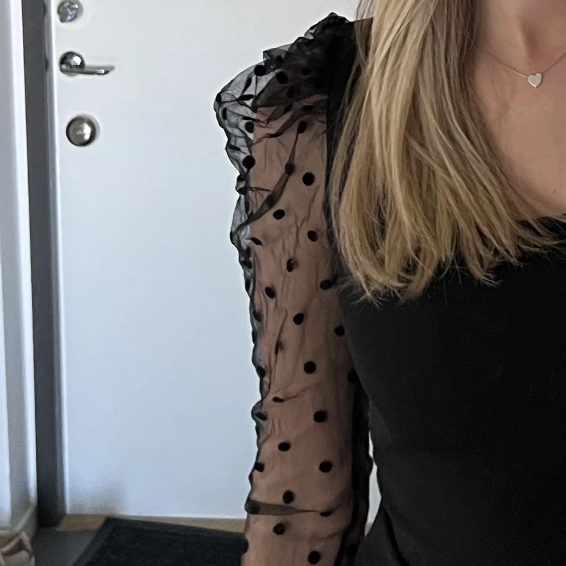 Långärmad topp med prickiga meshärmar - 91