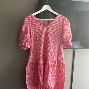 Klänning - Säljer denna fina ”picknick” klänning från ONLY, storlek L, aldrig använd💘💘Super fin till sommaren!