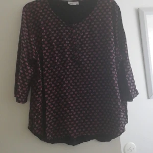 Söt blus, Isolde  - 100%viskos ,luftig och fin. Knappar fram som är fasta. Inte använd, nyskick. Härligt fin blus. Strl xxL Små fina delaljer i rosa