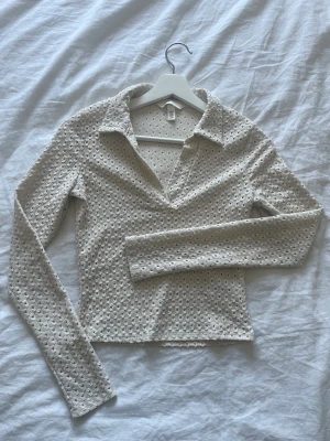 HM tröja  - Jättesöt beige långarmad tröja med fint mönster☺️ Använd kanske två gånger, inga fel och är i nyskick💕