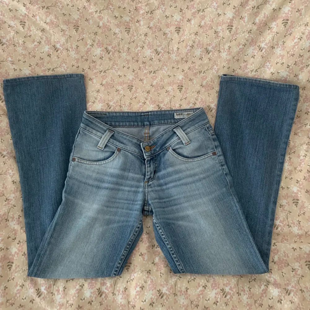 Säljer mina lågmidjade Lee jeans då de är för små och korta på mig som är 172. Innerbenslängden är 76cm och midjemåttet är 37cm rakt över. de är aldrig använda och i väldigt bra skick. kontakta vid frågor intresse eller bilder (helst inte på då jag knappt får på dom)💗. Jeans & Byxor.
