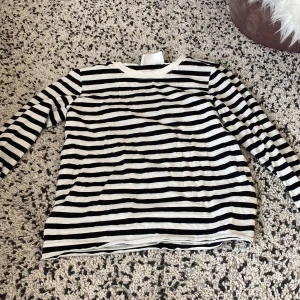 Randig Tröja ❤️ - Säljer en randig långärmad tröja som jag köpt från zalando för ett år sen❤️