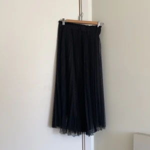 Lång Kjol - Lång kjol i plisserat tyg. jättefint skick. Knappt använd.  🌷