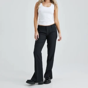 Vera kostymbyxor  - Säljer jättefina populära Vera kostymbyxor, nyskick verkligen. Inte blivit använd utav mig. Stl 40 men är som en 38 oxå. OBS jätte små i storlek!! 