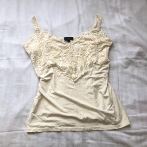 Fint spets linne - Ett jätte fint spetslinne. Väldigt fin och passar mig som är stl Xs/s i tröjor. 