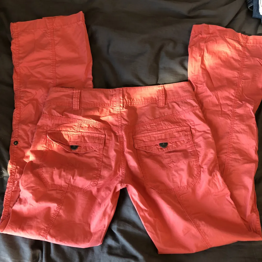 Säljer de här lågmidjade, coola, orange/röda ”cargo” byxorna från secondhand. Jättebra skick då jag använt de bara en gång, säljer just därför. . Jeans & Byxor.
